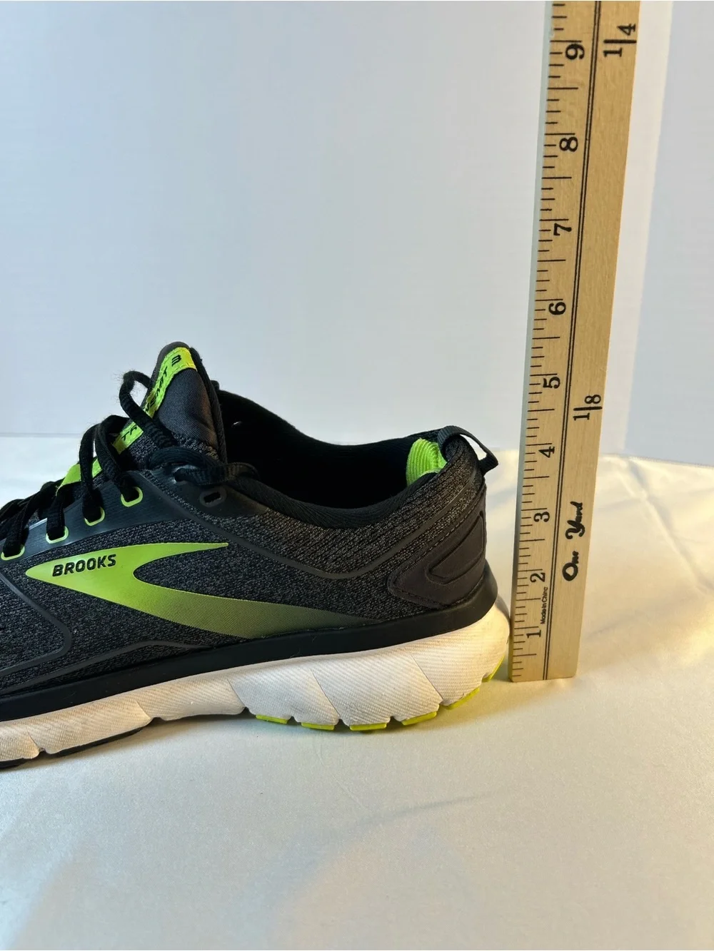 Brooks Transmit 3 Charcoal and Lime Athletic Running Shoes Size 9 No Box